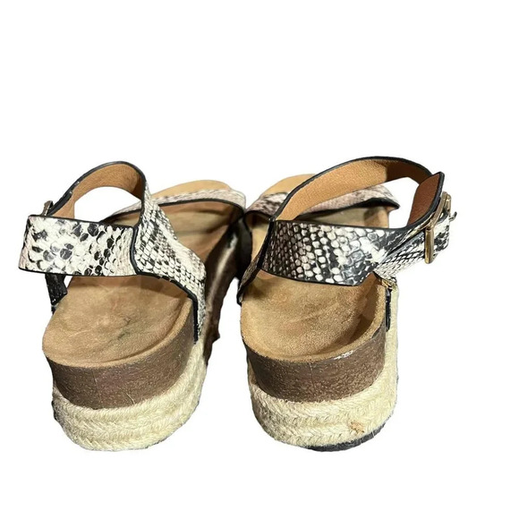Qupid Women's Ankle Strap Snakeskin Pattern Flat Sole Sandals Size‎ 10 - Picture 4 of 8